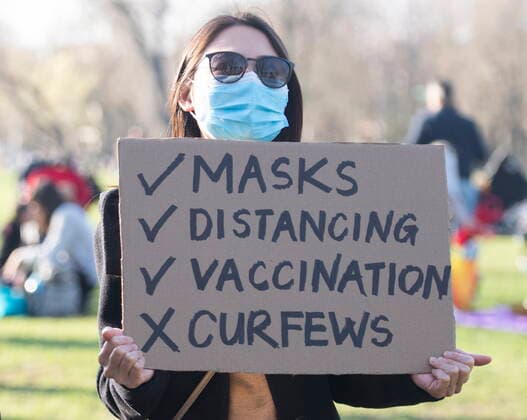 Coronavirus in Canada, protests against curfew in Montreal