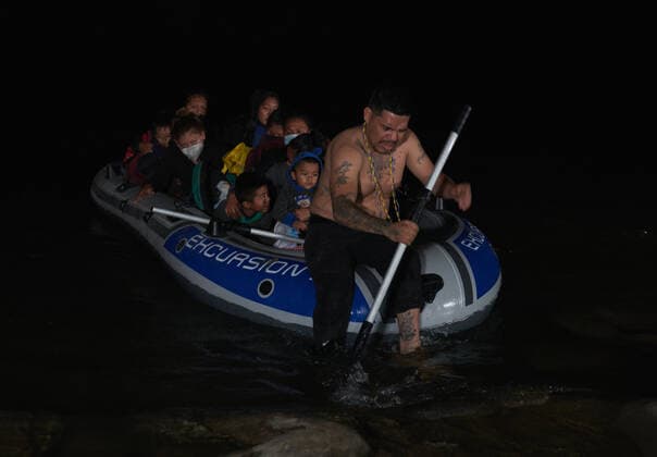 USA, asylum-seeking migrants after crossing the border from Mexico into Roma