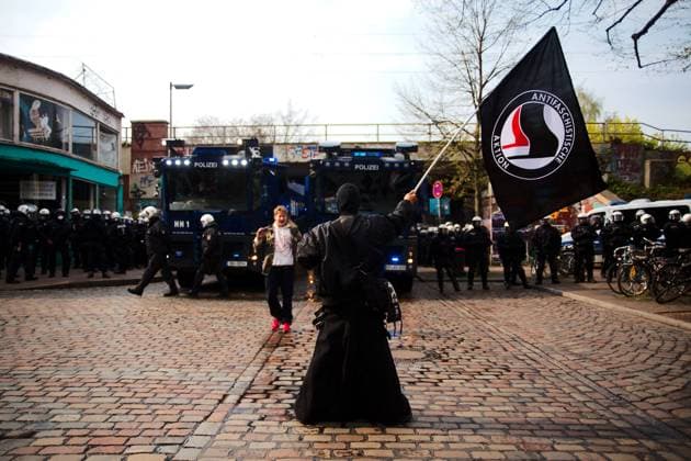 Left-wing extremism, symbolic images
