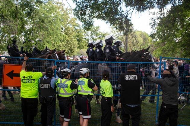Canada, protests break up homeless camp in Toronto