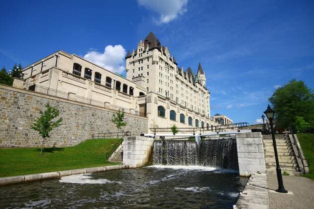 Canada, Senate stop session over acrid stench from Rideau locks - archive images