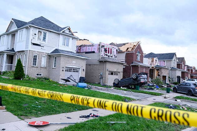 Canada, tornado destroys entire streets in Barrie, Ontario
