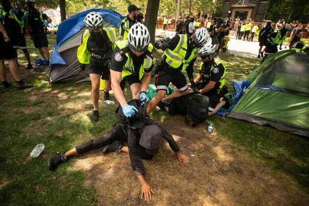 Canada, protests break up homeless camp in Toronto