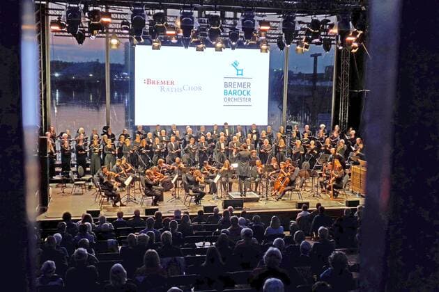 Bremer RathsChor and Bremer Barockorchester concert on the lake stage in Bremen