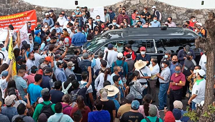 Mexico, President Obradors limousine blocked by demonstrating teachers