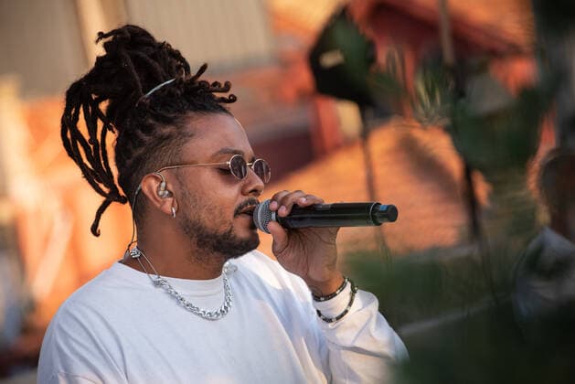 Jimmy P. gives mini concert in Vila Nova de Gaia