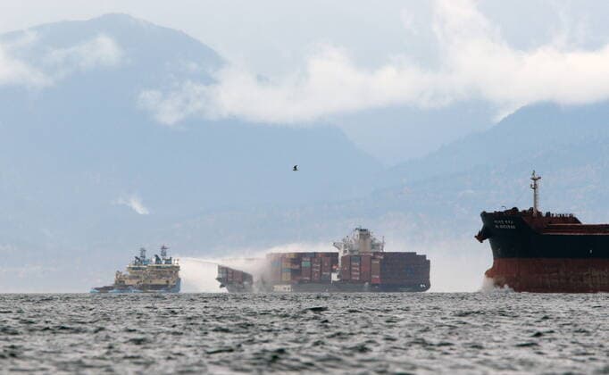 Canada, fire on container ship MV Zim Kingston