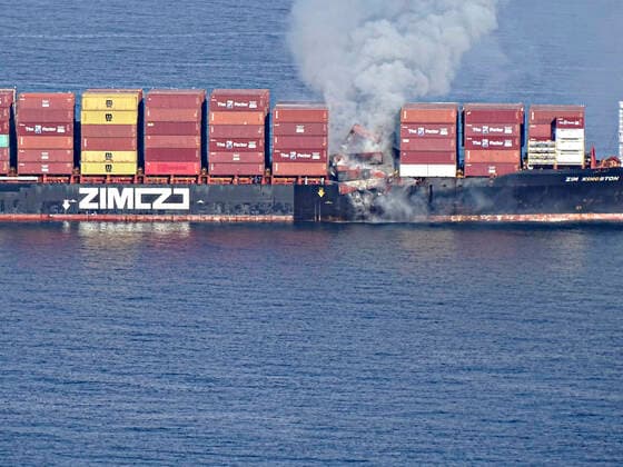 Canada, fire on container ship MV Zim Kingston