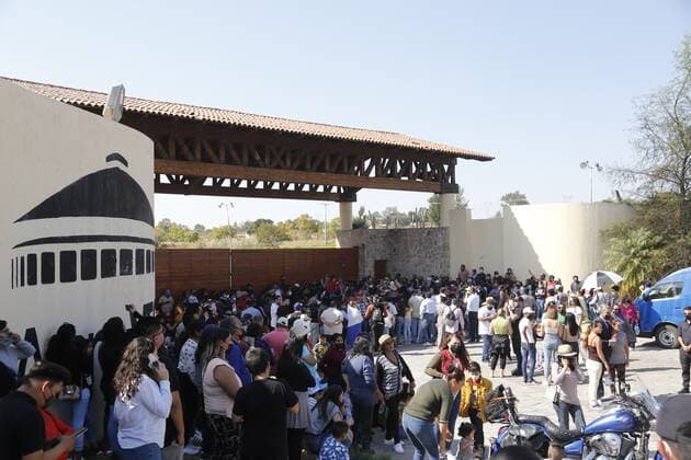 Mexico, people mourn the death of singer Vicente Fernandez