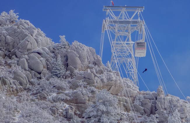 USA, Rescue work after snowstorm at a cable car in New Mexico