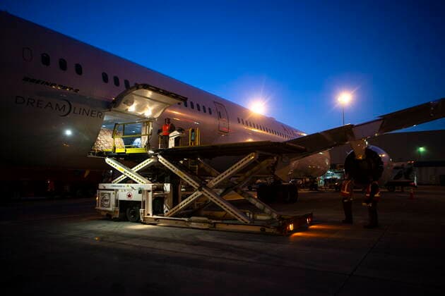 Ukraine conflict, Canada, loading aid in Toronto