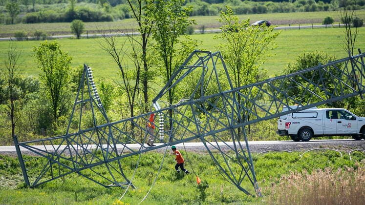 Canada, power line near Ottawa damaged after storm