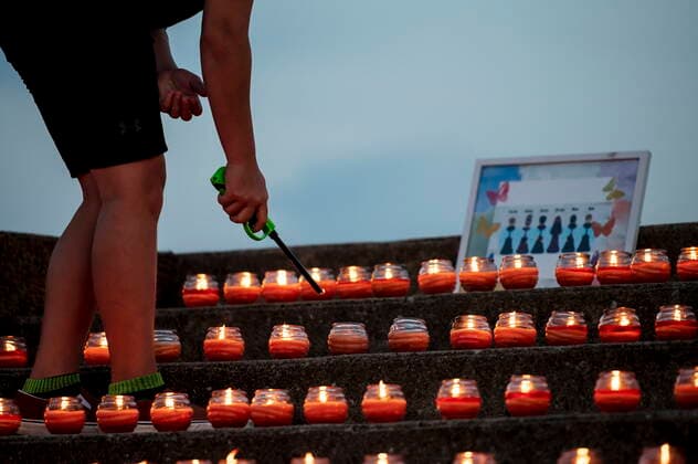 Canada, commemoration of victims of a car accident in Barrie