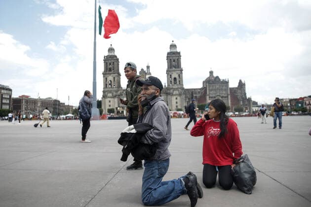 Earthquake in Mexico, locals take shelter in open air