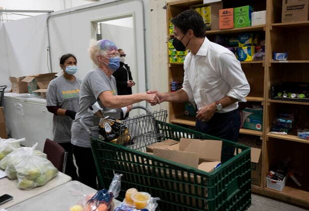 Canada, Justin Trudeau visits food bank in Ottawa