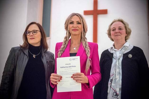 Sonya Kraus receives the Katharina Zell Award from the Regional Association of Protestant Women in Hesse
