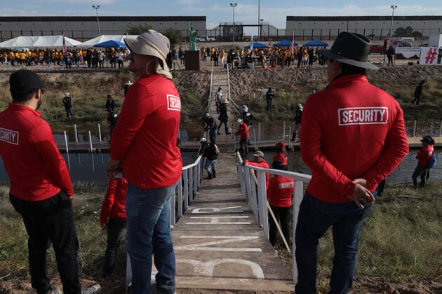 Mexiko, families gathered at the border between Mexico and the United States