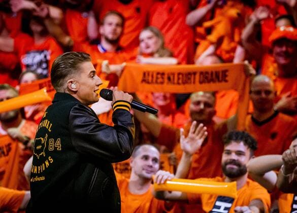 Mart Hoogkamer presents football song in Dutch TV show