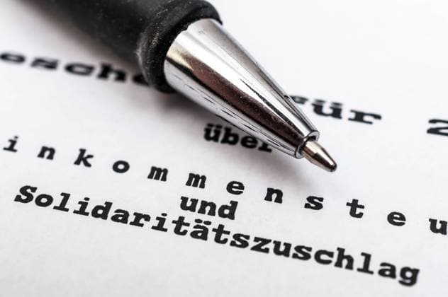Symbolic images on the subject of the solidarity surcharge