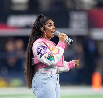 Ashanti sings national anthem at football game in Arlington