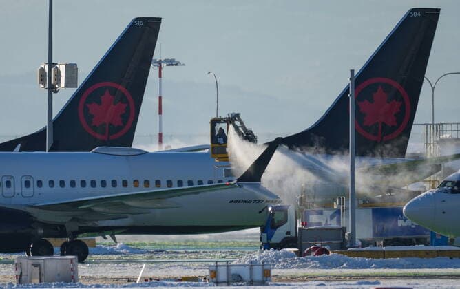 Canada, aircraft at Richmond airport being de-iced