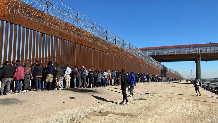USA, Migrants at the border with Mexico in El Paso