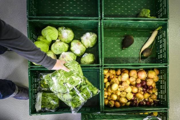 Discounters reduce donations for food banks, archive images