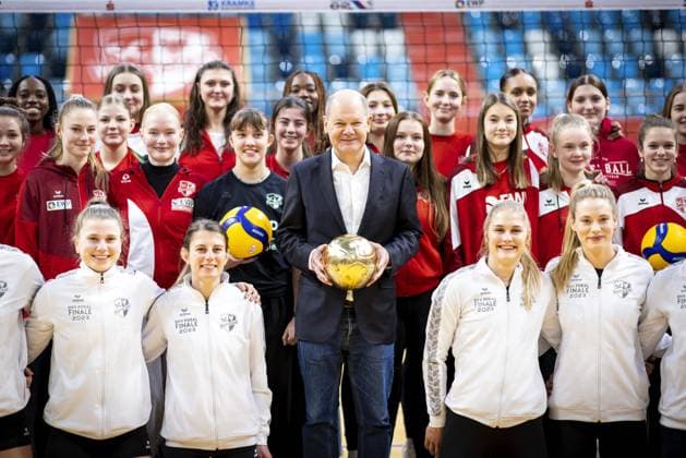 Berlin, Olaf Scholz visits a volleyball training session of SC Potsdam e.V.