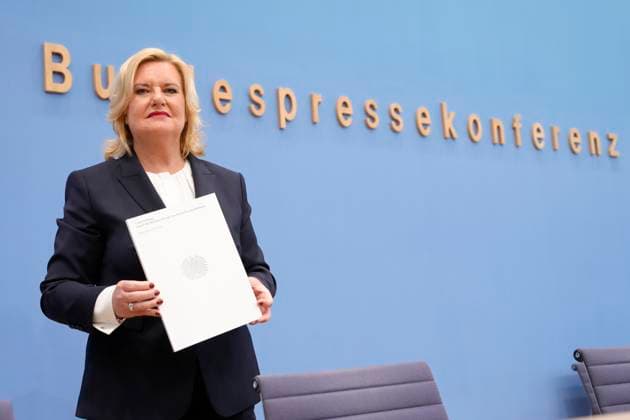 Berlin, Federal Press Conference, Defence Report of the Bundeswehr 2022 is presented