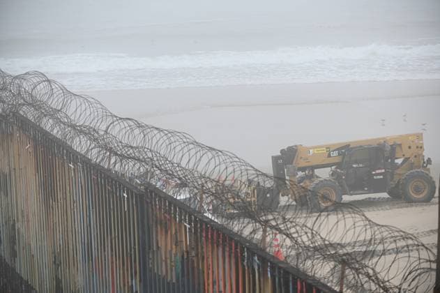Tijuana, construction work on the border fence between the USA and Mexico