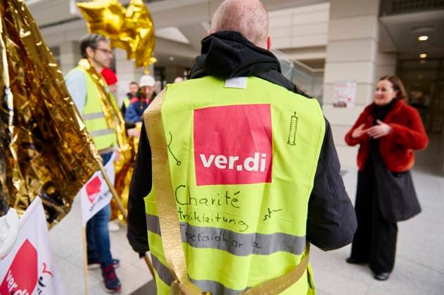 Berlin, warning strike in the health sector, Verdi picket on the Charite campus