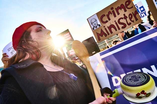 Berlin, Israelis protest against Benjamin Netanyahu in front of the Brandenburg Gate