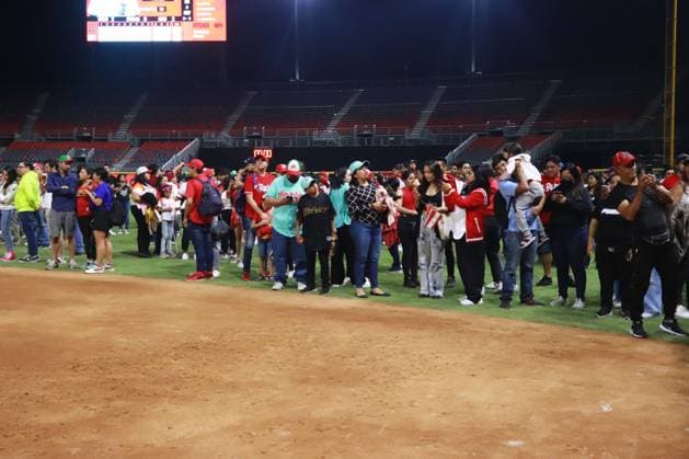 Earthquake in Mexico, visitors of a baseball game run to safety
