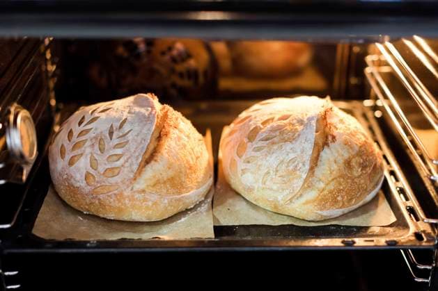 IMAGO Creative, Bake bread at home