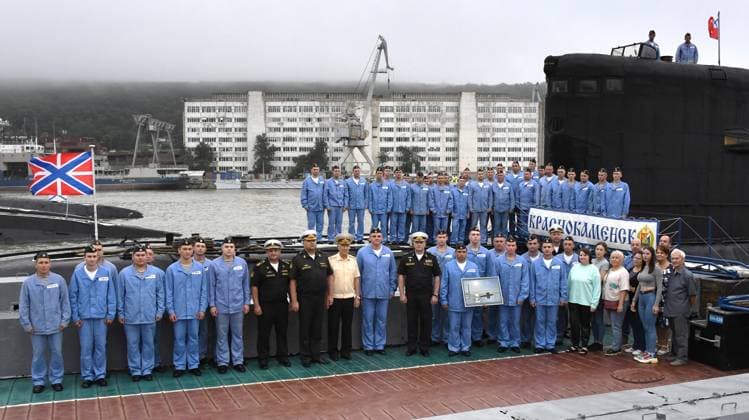 Russia, submarine crew receives award in Vladivostok