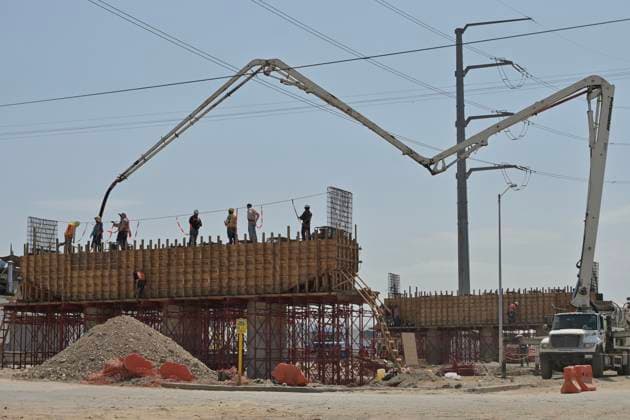 Tijuana, construction work on the border fence between the USA and Mexico