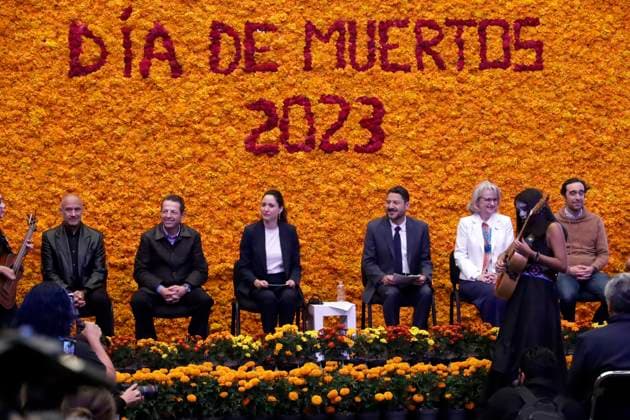 Mexico, Pk to Catrinas Procession and Day of the Dead Parade in Mexico City