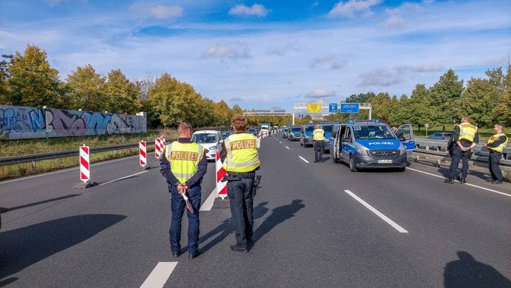 Football, CL, RB Leipzig - Red Star Belgrade, police control on B2
