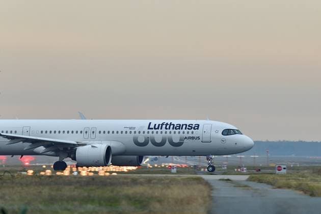 British advertising regulator bans Lufthansa slogan due to greenwashing, archive images