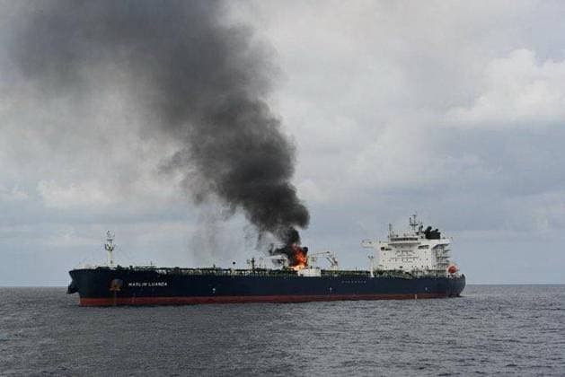 Yemen, oil tanker on fire after shelling by Houthi terrorists in the Gulf of Aden