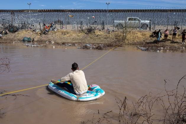 Migrants at the border between Mexico and the USA
