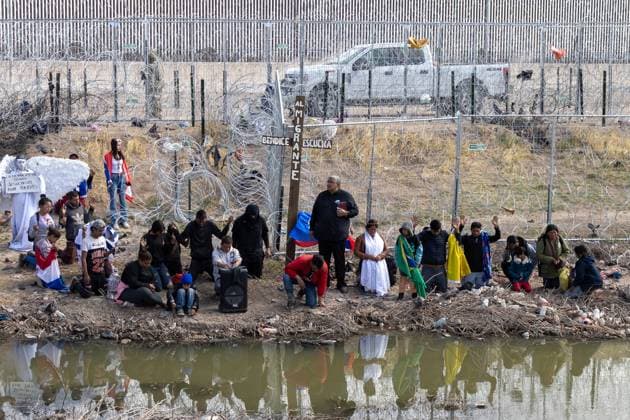Mexico, Good Friday procession with migrants from Central America at Rio Bravo on the border with the USA