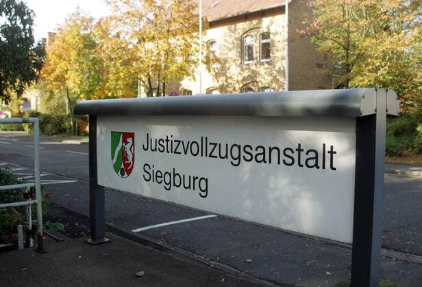 Suspicions of a planned prisoner uprising lead to a major police operation at Siegburg Prison; archive images