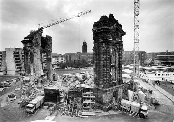 IMAGO History, 75 years of the Basic Law, cornerstones of German history, reconstruction of the Dresden Frauenkirche 2005