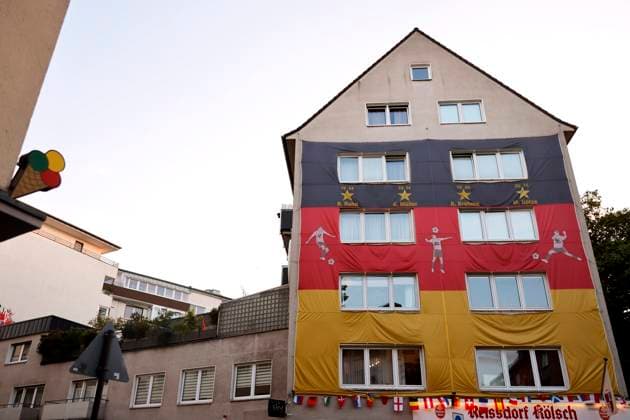 EURO 2024, house in Trierer Straße in Cologne decorated in German national colours