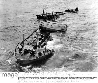 IMAGO International History, The biggest oil spills, Torrey Canyon sinks off Cornwall in 1967