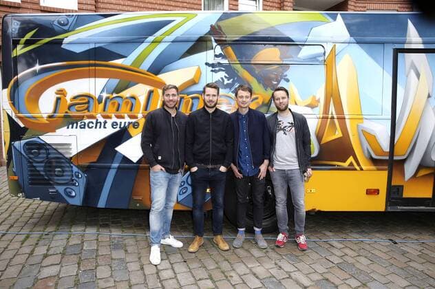 Revolverheld and Reinhold Beckmann hand over music bus to NestWerk eV