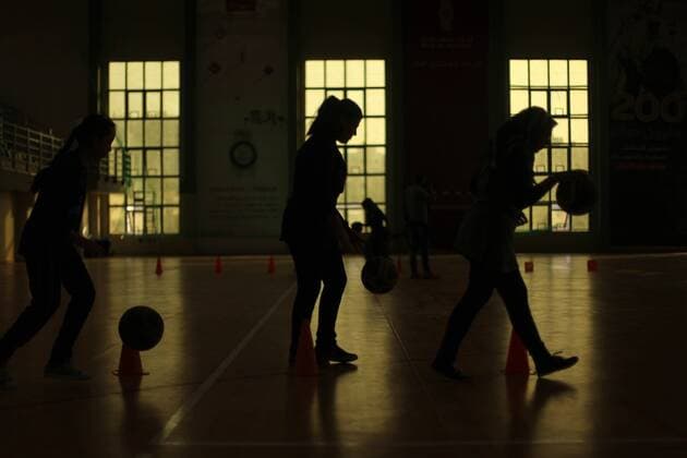 Palestine: Girls play basketball in Gaza