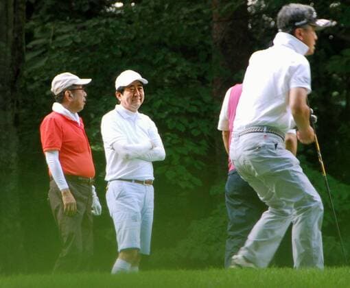 Shinzo Abe plays golf
