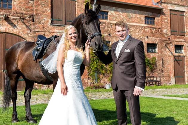 Bridal couple with horse - Model release